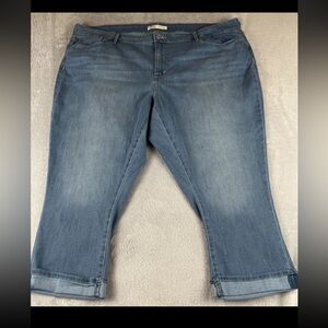 Signature by Levis Strauss womens light wash blue denim roll cuff capri size 24W